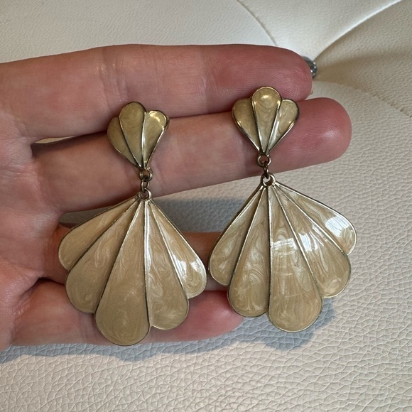 Shell drop dangle earrings nude tan cream - Picture 3 of 7